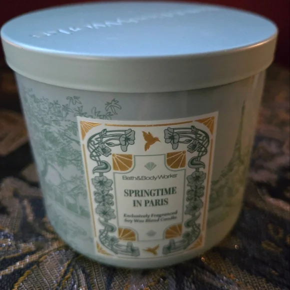 Bath & Body Works Springtime in Paris Candle - Picture 1 of 3